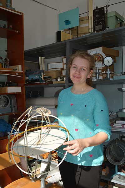 Лена Чумак с моделью Солнечной системы
