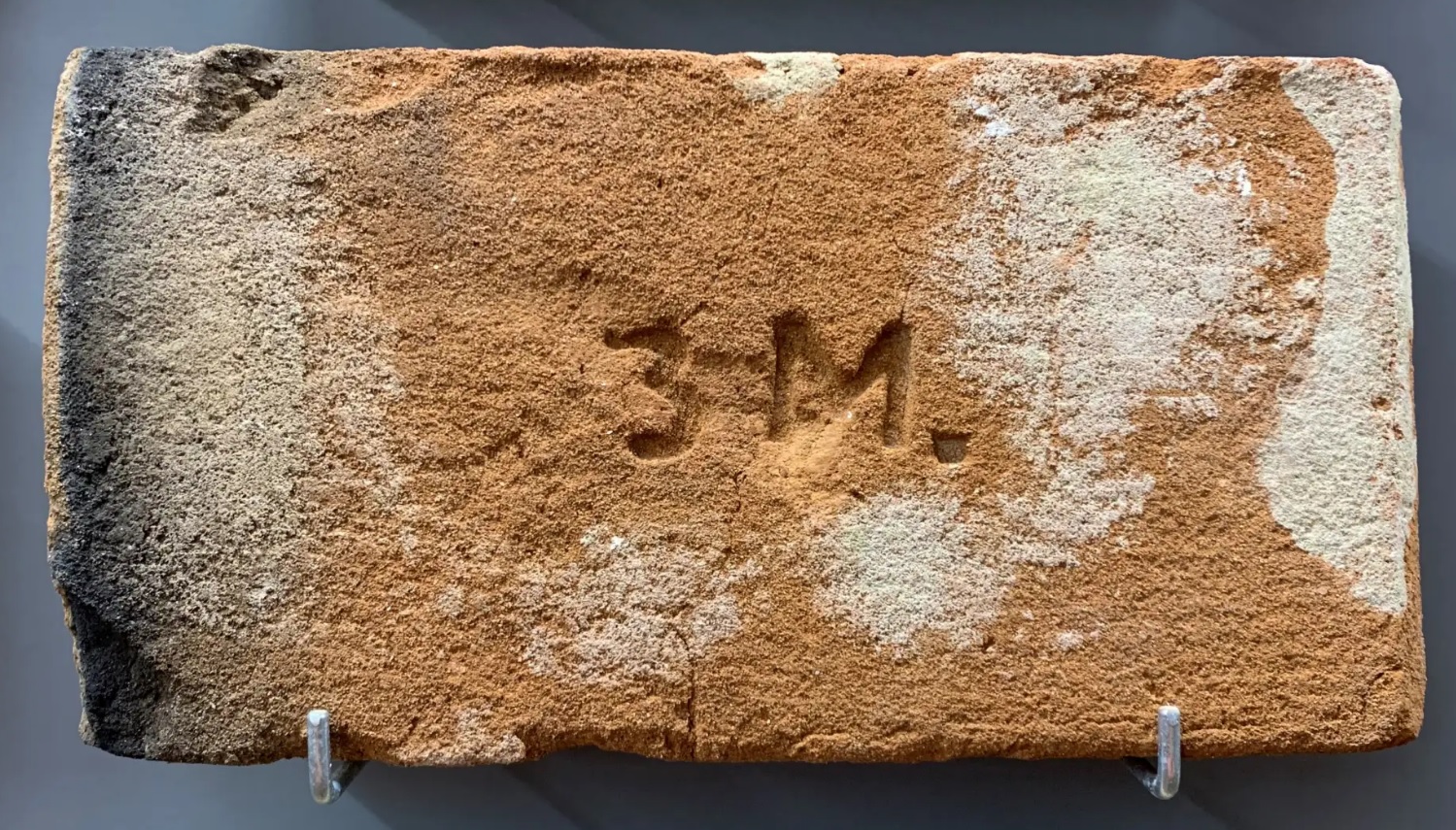 kirpich-s-klejmom-zakharij-malyuk-1